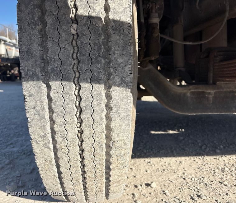 image for item FI0139 1999 International 4900 semi truck