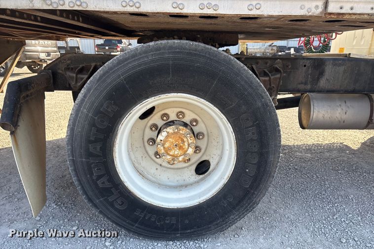 image for item FI0139 1999 International 4900 semi truck