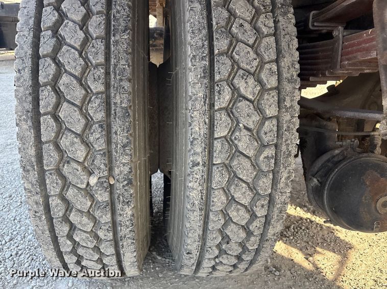 image for item FI0139 1999 International 4900 semi truck