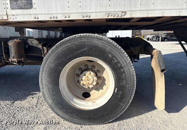 image for item FI0139 1999 International 4900 semi truck