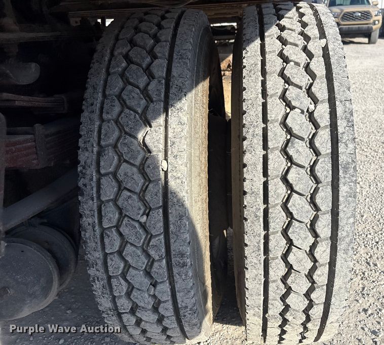 image for item FI0139 1999 International 4900 semi truck