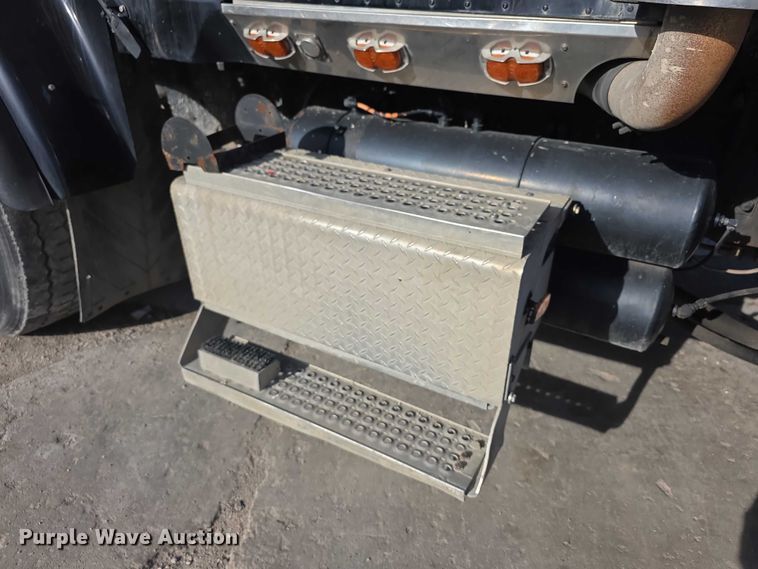 image for item FI0798 2007 International 5900i roll-off container truck