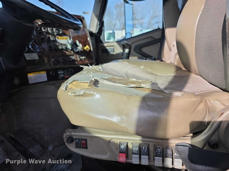 image for item FI0798 2007 International 5900i roll-off container truck