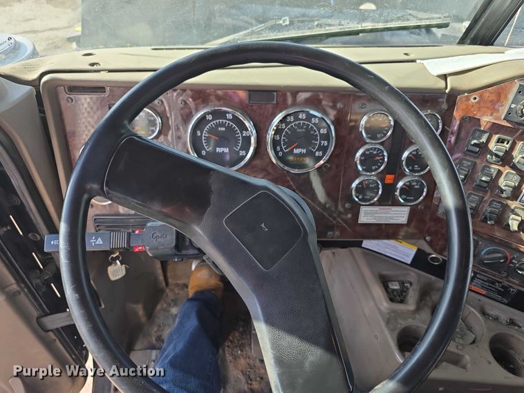 image for item FI0798 2007 International 5900i roll-off container truck