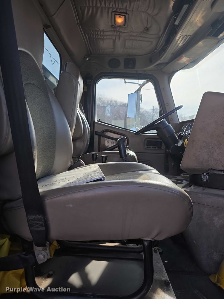 image for item FI0798 2007 International 5900i roll-off container truck