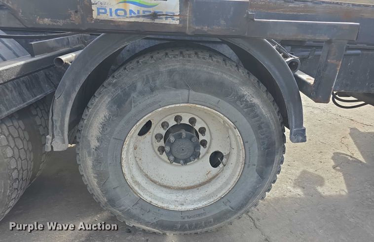 image for item FI0798 2007 International 5900i roll-off container truck