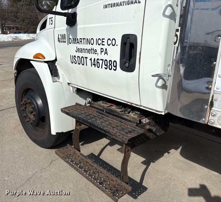 image for item FK1081 2004 International 4300  refrigerated truck