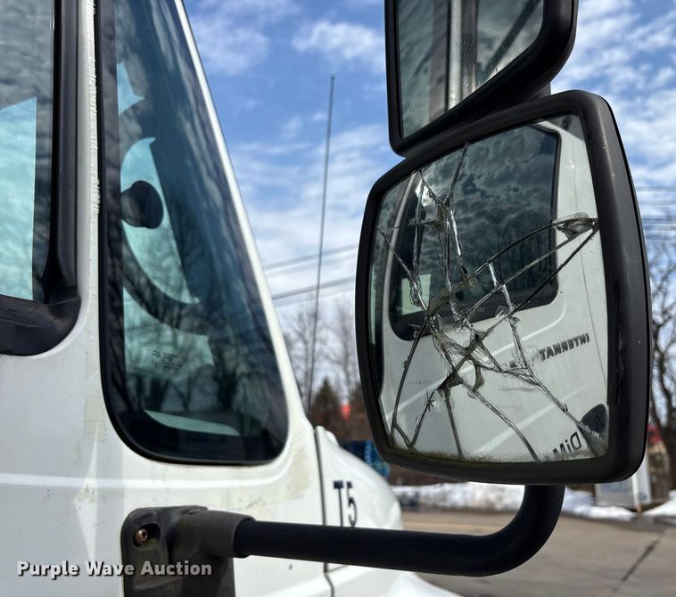 image for item FK1081 2004 International 4300  refrigerated truck