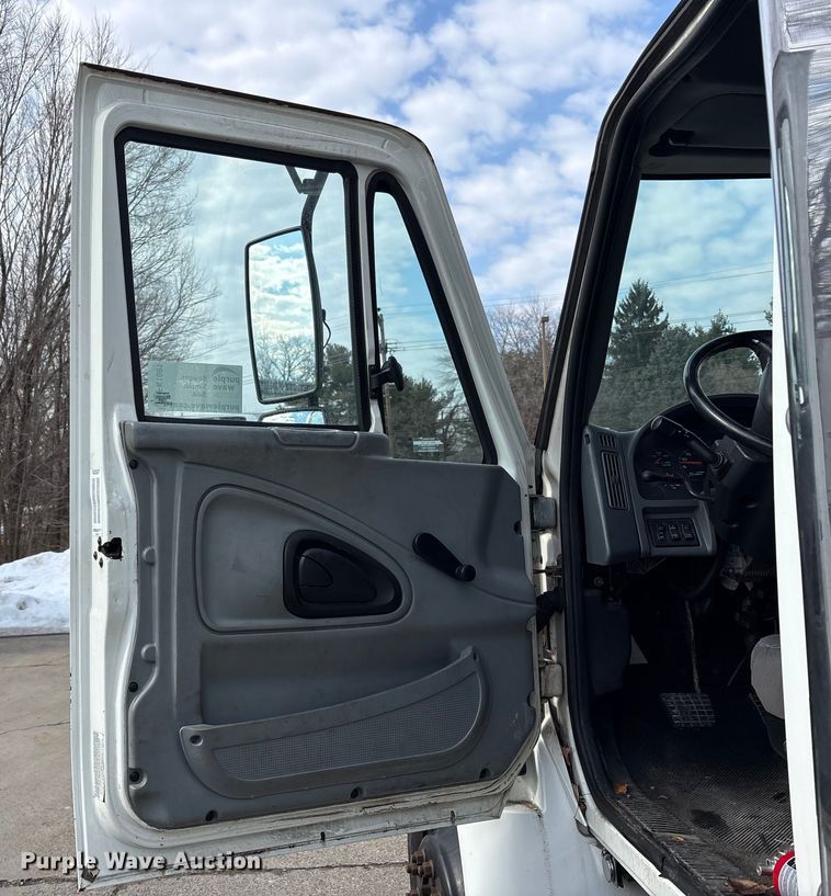 image for item FK1081 2004 International 4300  refrigerated truck