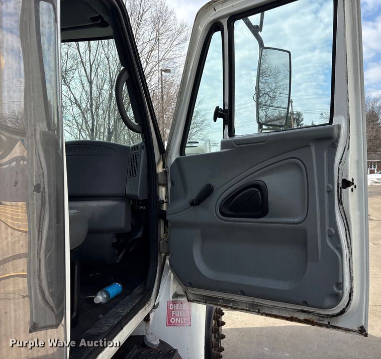 image for item FK1081 2004 International 4300  refrigerated truck