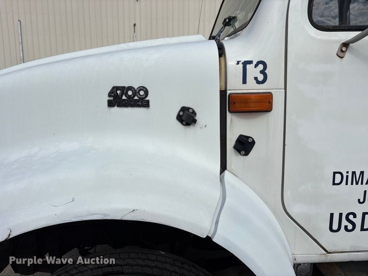 image for item FK1082 2001 International 4700 refrigerated truck