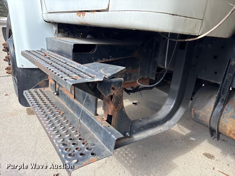 image for item FK1082 2001 International 4700 refrigerated truck