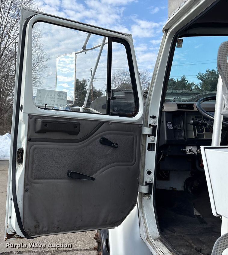 image for item FK1082 2001 International 4700 refrigerated truck