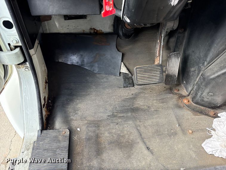 image for item FK1082 2001 International 4700 refrigerated truck