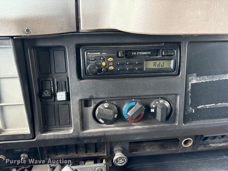 image for item FK1082 2001 International 4700 refrigerated truck