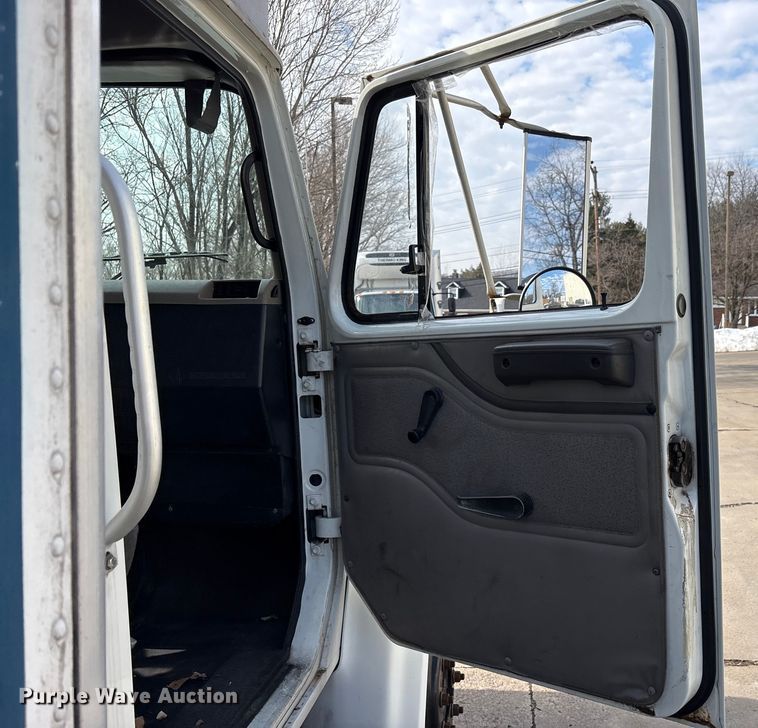 image for item FK1082 2001 International 4700 refrigerated truck