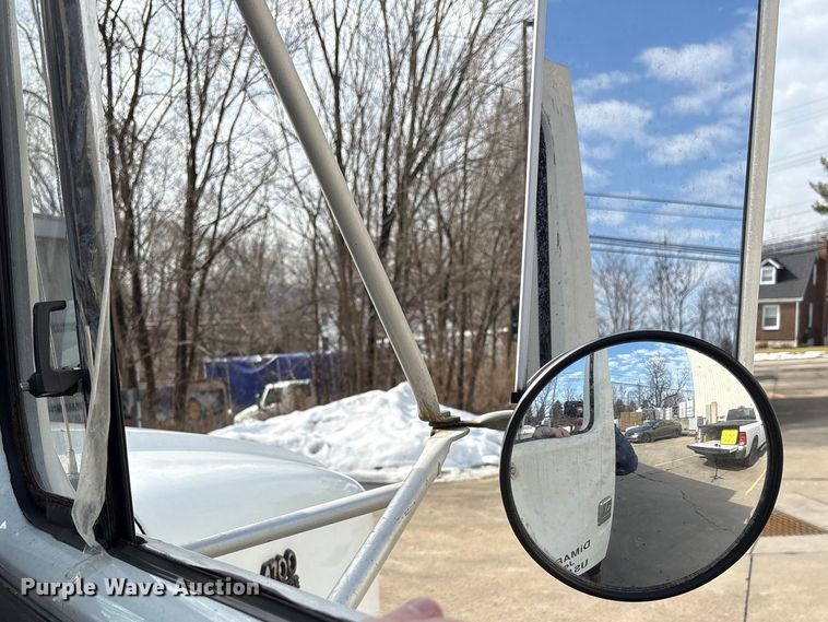 image for item FK1082 2001 International 4700 refrigerated truck