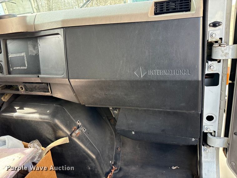 image for item FK1082 2001 International 4700 refrigerated truck