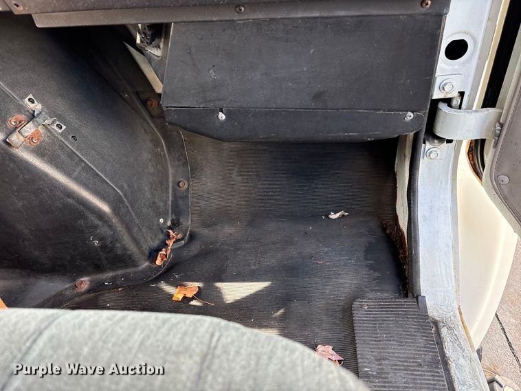 image for item FK1082 2001 International 4700 refrigerated truck