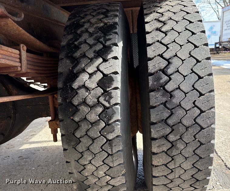 image for item FK1082 2001 International 4700 refrigerated truck