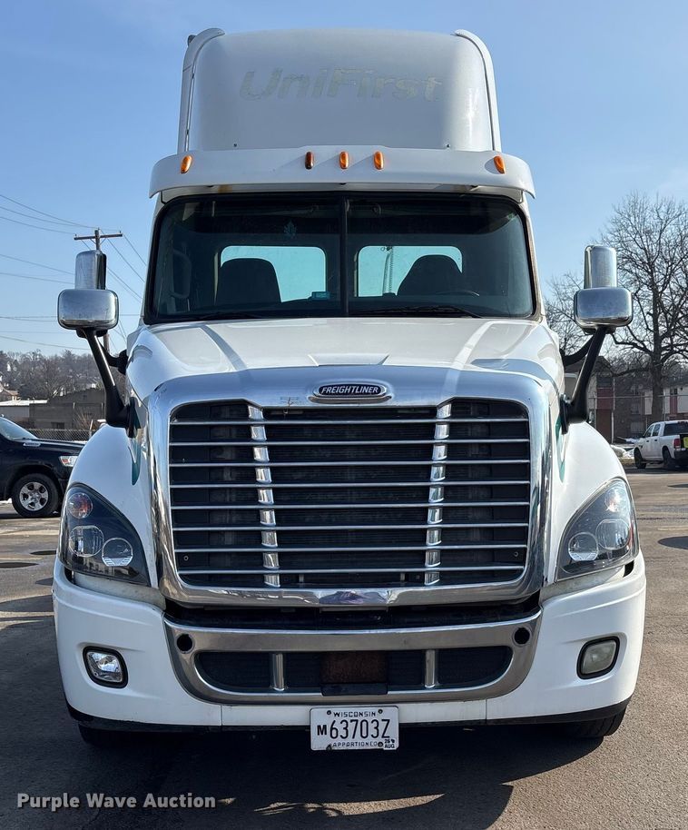 image for item FK1181 2012 Freightliner Cascadia semi truck