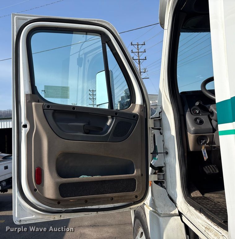 image for item FK1181 2012 Freightliner Cascadia semi truck