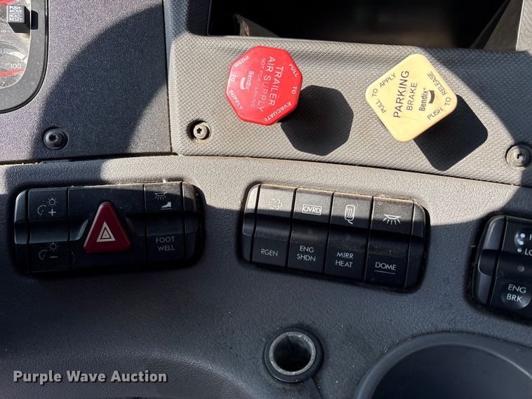 image for item FK1181 2012 Freightliner Cascadia semi truck