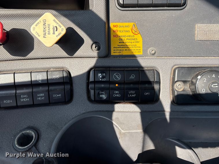 image for item FK1181 2012 Freightliner Cascadia semi truck