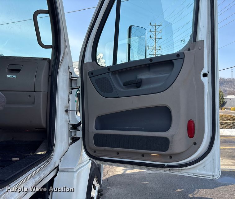 image for item FK1181 2012 Freightliner Cascadia semi truck