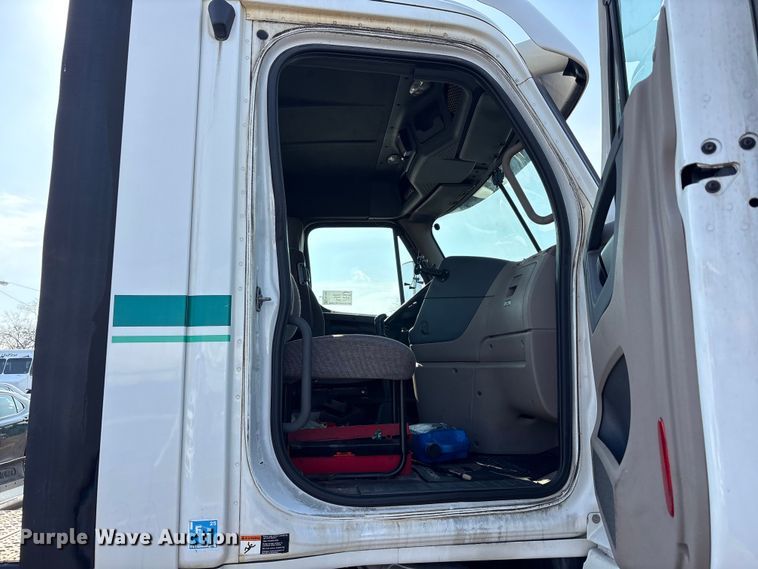 image for item FK1181 2012 Freightliner Cascadia semi truck