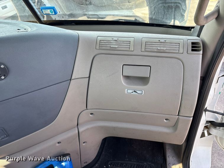 image for item FK1181 2012 Freightliner Cascadia semi truck