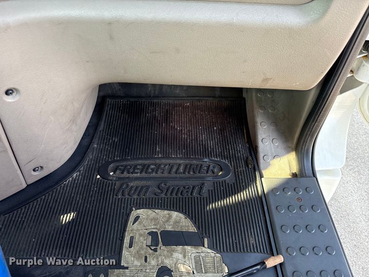 image for item FK1181 2012 Freightliner Cascadia semi truck