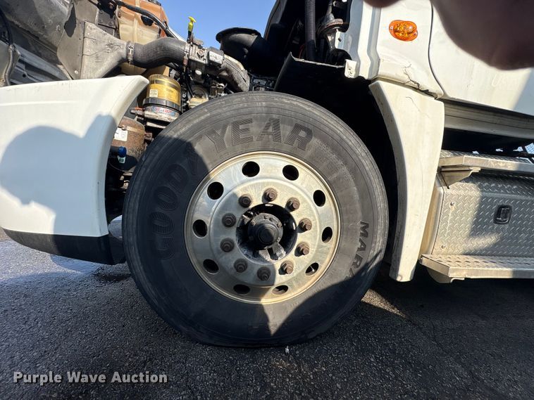 image for item FK1181 2012 Freightliner Cascadia semi truck