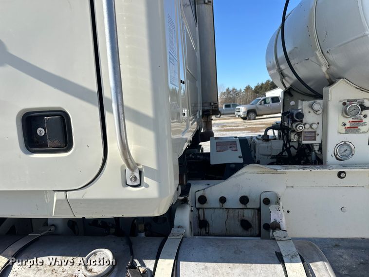 image for item FK1603 2007 Mack Cv ready mix truck