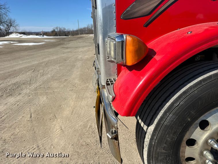 image for item FK1671 2007 Peterbilt 378 semi truck