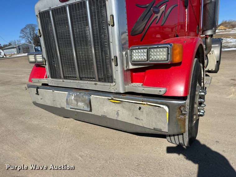 image for item FK1671 2007 Peterbilt 378 semi truck