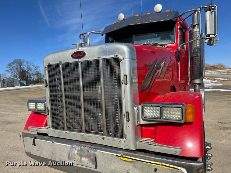image for item FK1671 2007 Peterbilt 378 semi truck