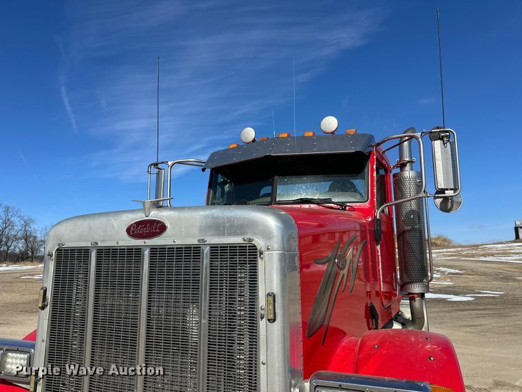 image for item FK1671 2007 Peterbilt 378 semi truck