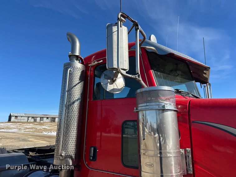 image for item FK1671 2007 Peterbilt 378 semi truck