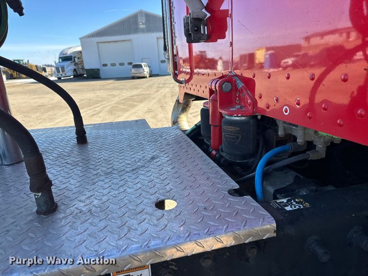 image for item FK1671 2007 Peterbilt 378 semi truck