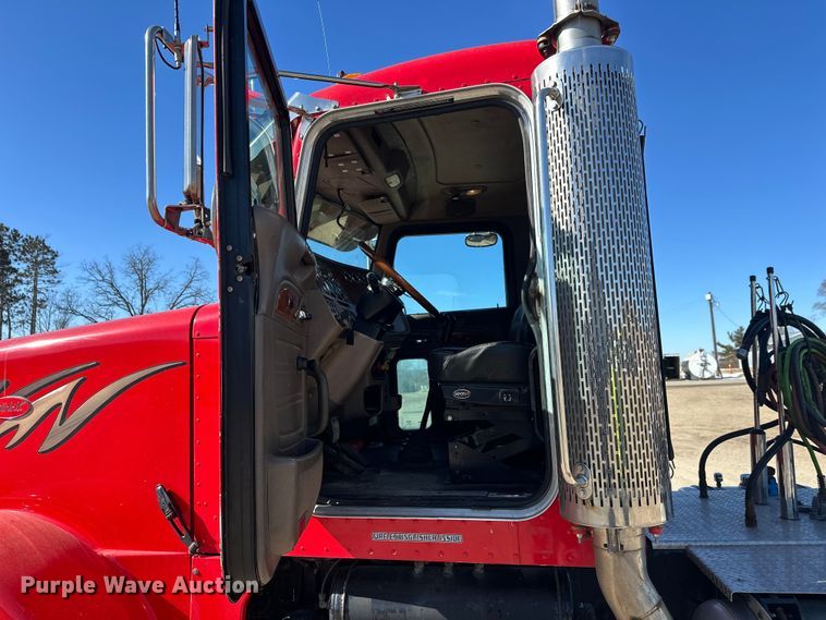 image for item FK1671 2007 Peterbilt 378 semi truck