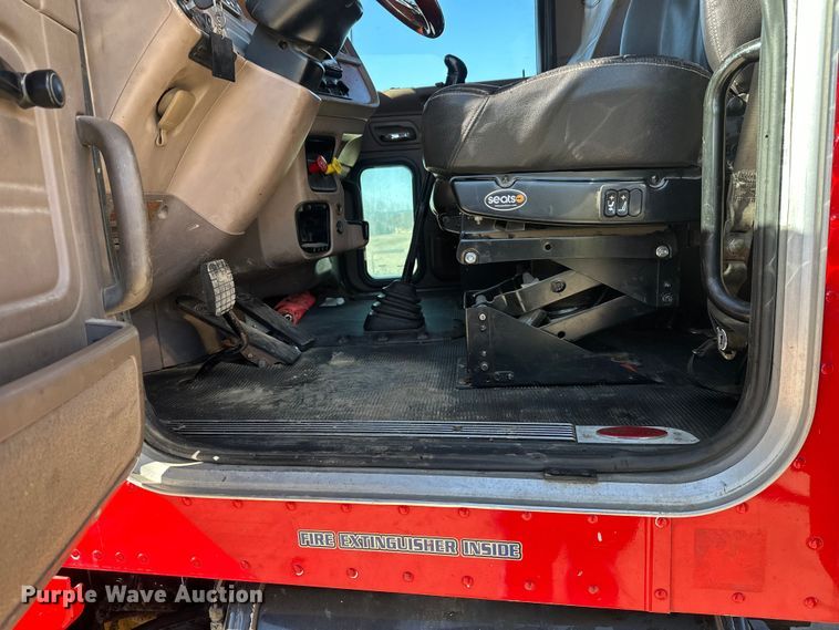 image for item FK1671 2007 Peterbilt 378 semi truck