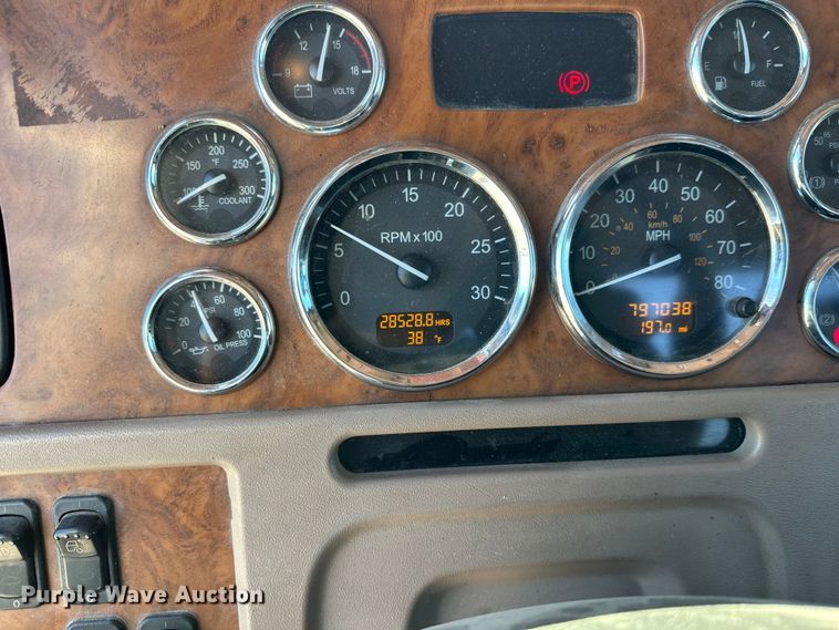 image for item FK1671 2007 Peterbilt 378 semi truck