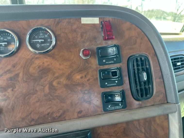 image for item FK1671 2007 Peterbilt 378 semi truck