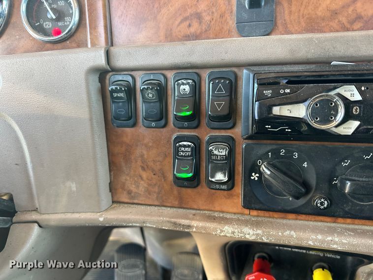 image for item FK1671 2007 Peterbilt 378 semi truck