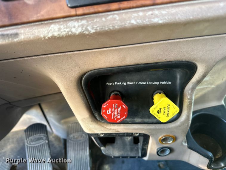 image for item FK1671 2007 Peterbilt 378 semi truck