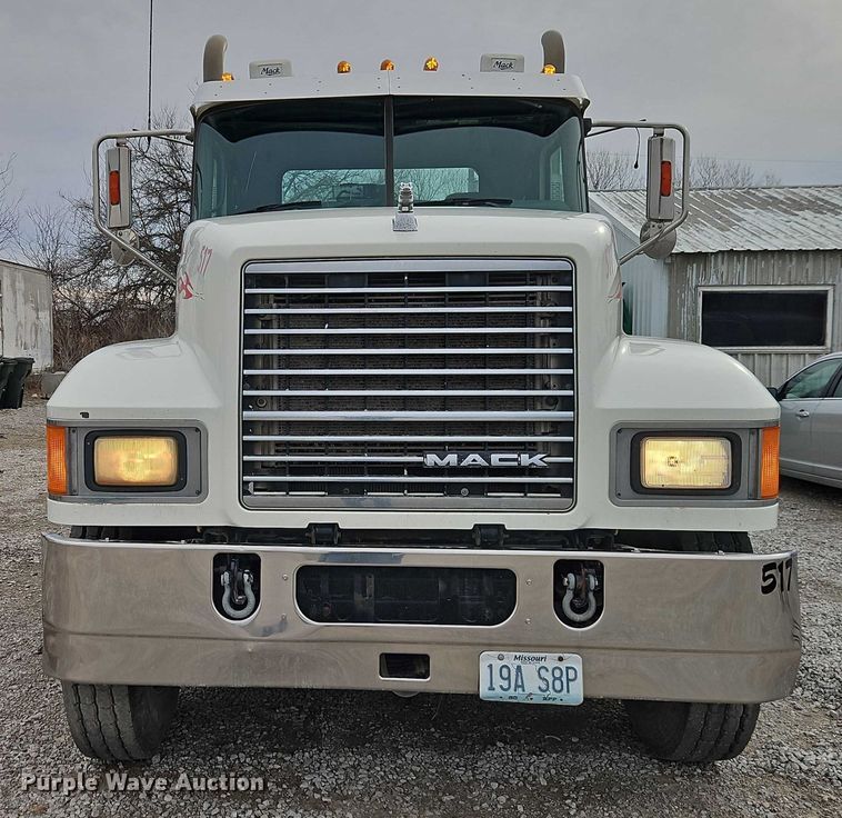 image for item FN5571 2011 Mack CHU613 semi truck