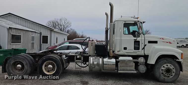 image for item FN5571 2011 Mack CHU613 semi truck