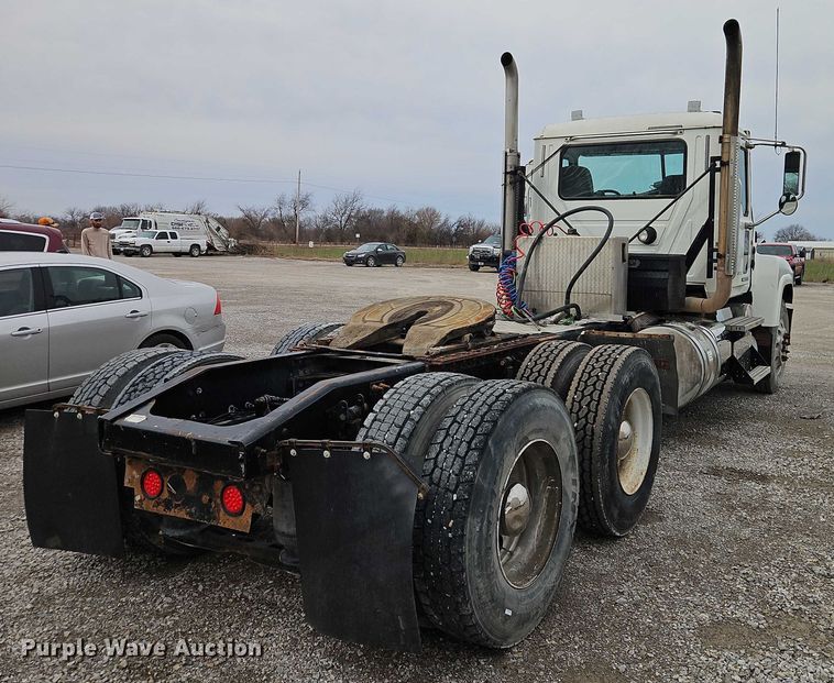 image for item FN5571 2011 Mack CHU613 semi truck