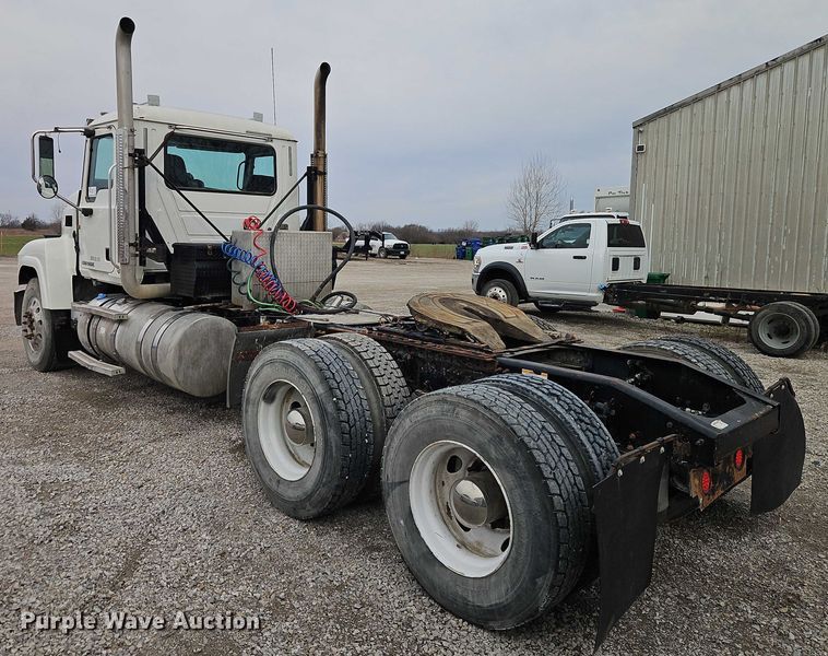 image for item FN5571 2011 Mack CHU613 semi truck